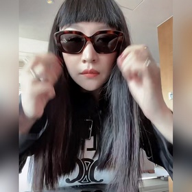 celine2026 Позирует для камеры celine：
