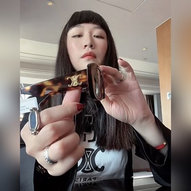 celine2026 Позирует для камеры celine：