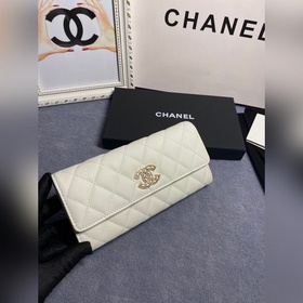 Доступен длинный кошелек CHANEL с двой