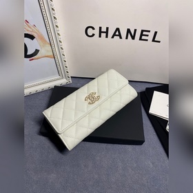Доступен длинный кошелек CHANEL с двой