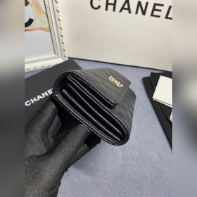 Доступен длинный кошелек CHANEL с двой