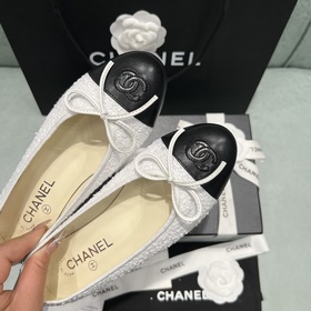 Постоянно развивающиеся балетки Chanel