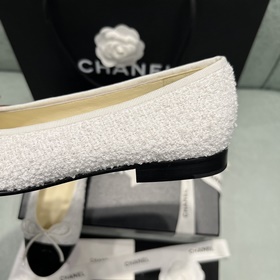 Постоянно развивающиеся балетки Chanel