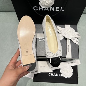 Постоянно развивающиеся балетки Chanel
