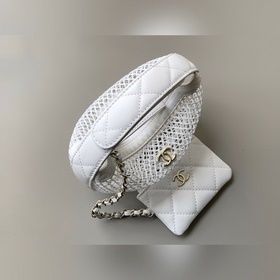 Кремовая сетчатая сумочка CHANEL 25s с