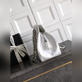 Белая акриловая сумка CHANEL с логотип