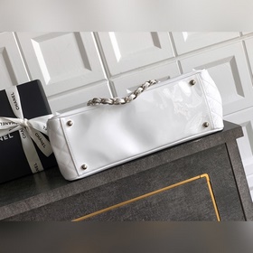 Белая акриловая сумка CHANEL с логотип
