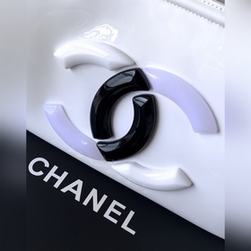 Белая акриловая сумка CHANEL с логотип
