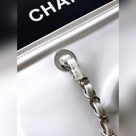 Белая акриловая сумка CHANEL с логотип
