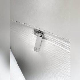Белая акриловая сумка CHANEL с логотип