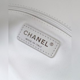 Белая акриловая сумка CHANEL с логотип