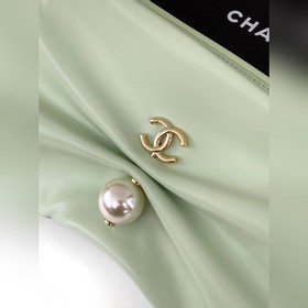 Яблочно-зеленая сумка-клатч CHANEL 25S