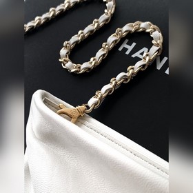 Кремовая сумка CHANEL 25S с цепочкой в