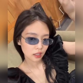 Дженни с винтажным Chanel  0CH4002
