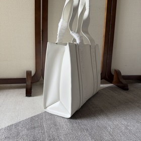 Кожаная сумка Chloé Woody Tote Детали 