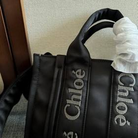 Средняя сумка Chloé Woody изготовлена 