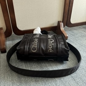 Средняя сумка Chloé Woody изготовлена 