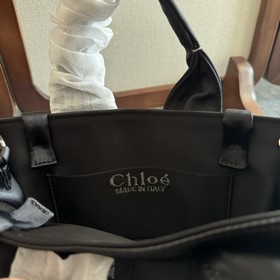 Средняя сумка Chloé Woody изготовлена 