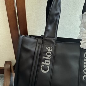 Средняя сумка Chloé Woody изготовлена 