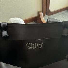 Средняя сумка Chloé Woody изготовлена 