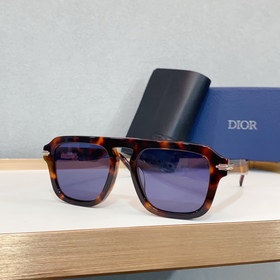 Модель Dior： Черный костюм Dior S15I Р