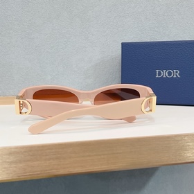 Официальный сайт DIOR Стиль МОДЕЛЬ： 