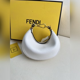 Белая сумка Fendipraphy под мышкой с