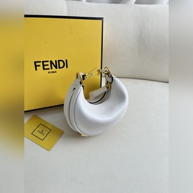 Белая сумка Fendipraphy под мышкой с 