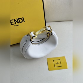 Белая сумка Fendipraphy под мышкой с 
