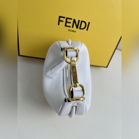 Белая сумка Fendipraphy под мышкой с 