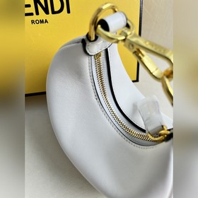 Белая сумка Fendipraphy под мышкой с 