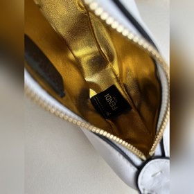 Белая сумка Fendipraphy под мышкой с 
