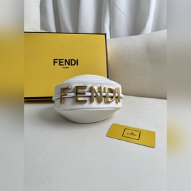 Белая сумка Fendipraphy под мышкой с 