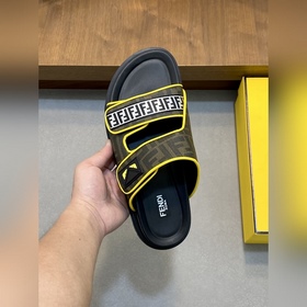 FENDI Флопсы и сандалии Fendi уже в пр