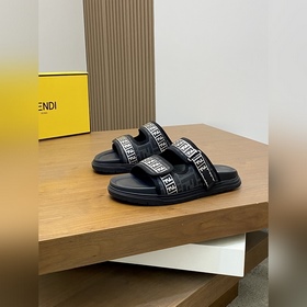 FENDI Флопсы и сандалии Fendi уже в пр