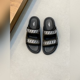 FENDI Флопсы и сандалии Fendi уже в пр
