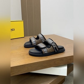 FENDI Флопсы и сандалии Fendi уже в пр