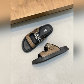 FENDI Флип-флопы и сандалии Fendi уже