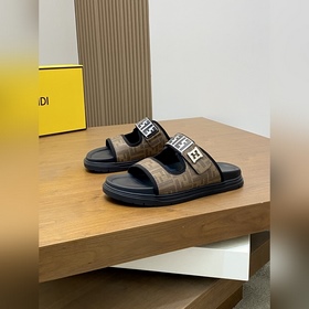 FENDI Флип-флопы и сандалии Fendi уже