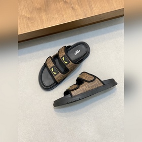 FENDI Флип-флопы и сандалии Fendi уже