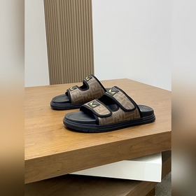 FENDI Флип-флопы и сандалии Fendi уже