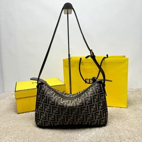 Средняя сумка Simply FENDI — это гибка
