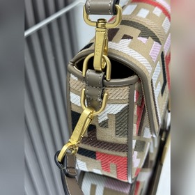FENDI Лимитированная серия ярких вышит
