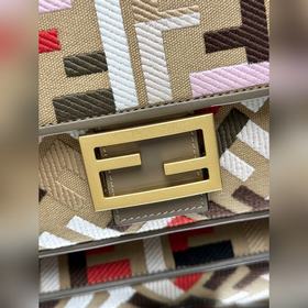 FENDI Лимитированная серия ярких вышит