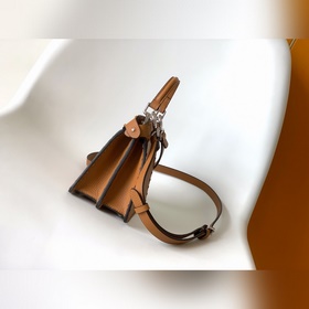 Коричневый Fendi Iconic Peekaboo ISe