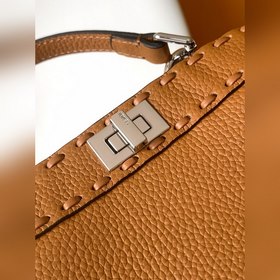 Коричневый Fendi Iconic Peekaboo ISe