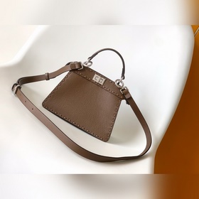 Глубокий кофе Fendi Iconic Peekaboo 