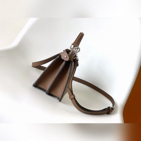 Глубокий кофе Fendi Iconic Peekaboo 