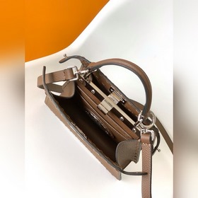 Глубокий кофе Fendi Iconic Peekaboo 