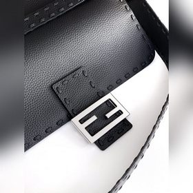 Fendi BAGUETTE Классическая сумка сред